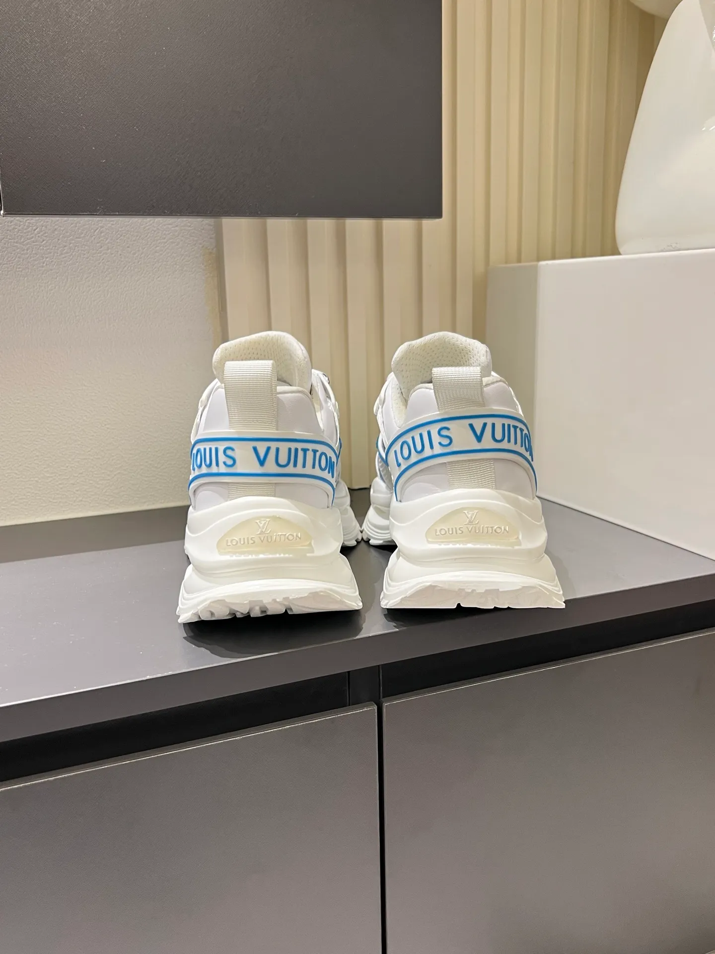 p600 "LOUI* VUITTO*" popular men's casual shoes, genuine development in Italy 💯Purchasing level quality ✔️The upper is made of first-layer cowhide, comfortable and soft sheepskin feet ⚡️ Fashionable and versatile, the toe last shape is firm and full, the soles are made from original LV molds and can be freely entered and exited the counter. Light and comfortable on the feet~Purely handmade, details determine quality! Size:39-44!